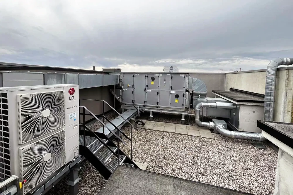 Toiture d'immeuble avec installation de climatisation et ventilation