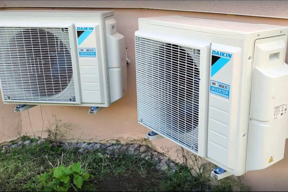 Extérieur d'un bâtiment avec deux unités extérieures de climatisation Daikin Multi Inverter fixées au mur