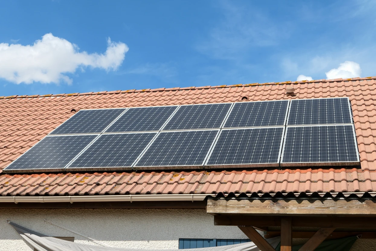 Panneaux photovoltaïques installés sur le toit d'une maison