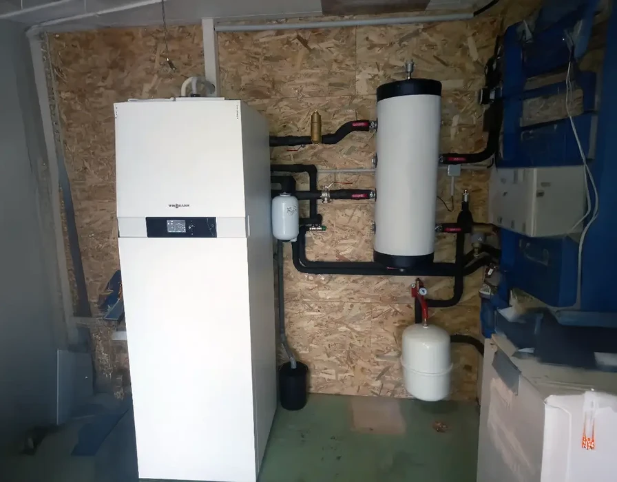 Sous-sol technique avec installation de chauffage moderne