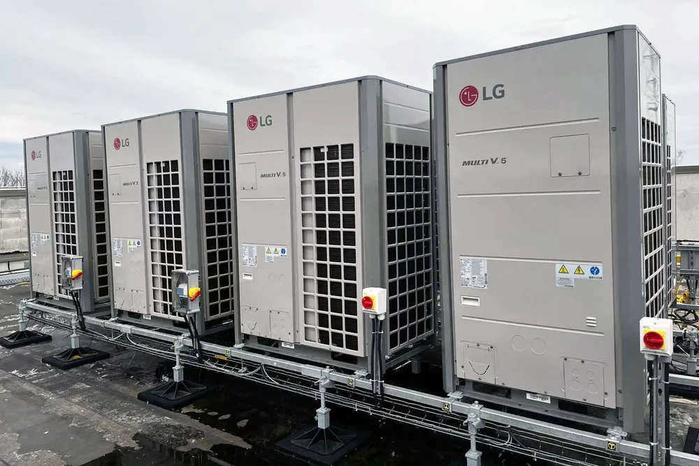 Toiture d'immeuble avec installation de climatisation commerciale