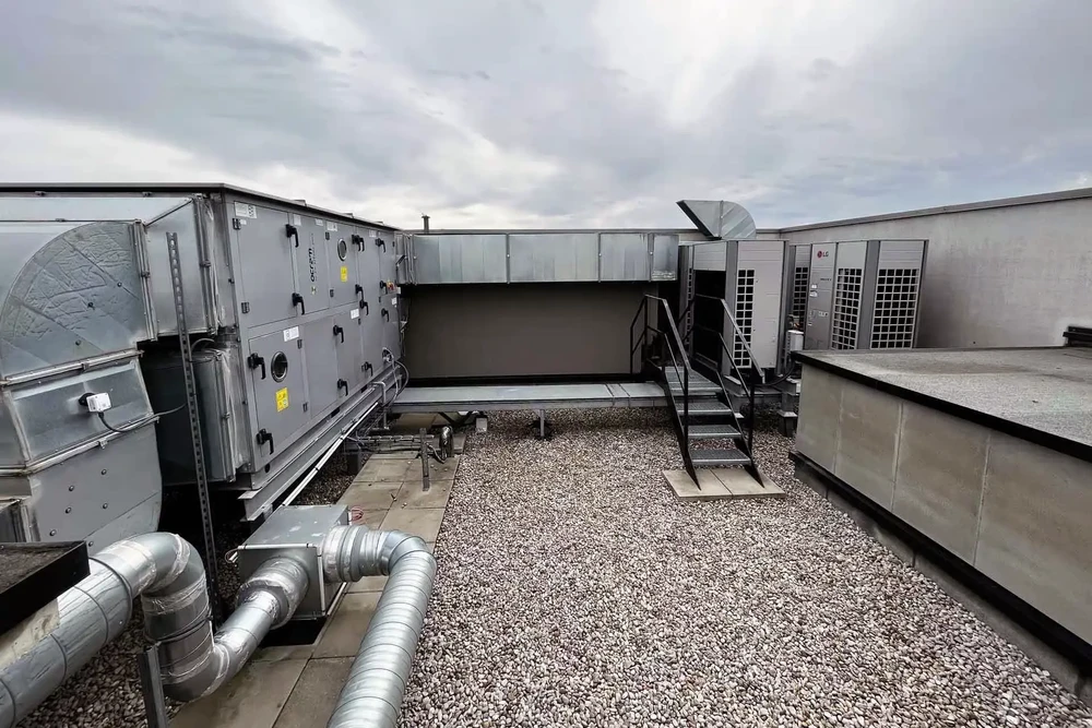 Toiture commerciale avec équipements HVAC installés sur surface gravillonnée