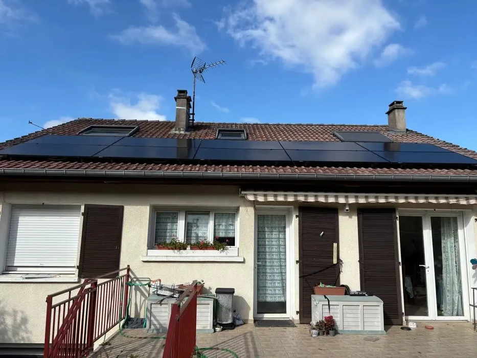 Maison individuelle avec installation photovoltaïque sur toiture en tuiles