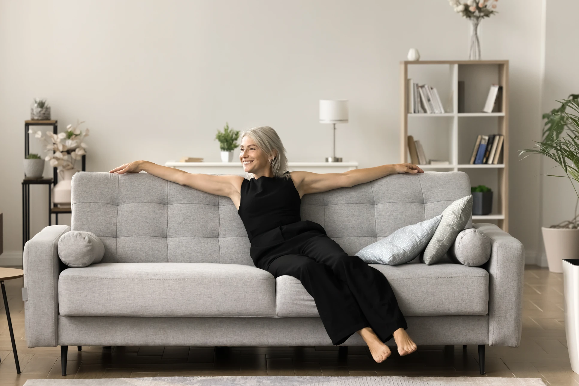Plafond intérieur moderne avec système de ventilation circulaire concentrique intégré dans structure ondulée métallique