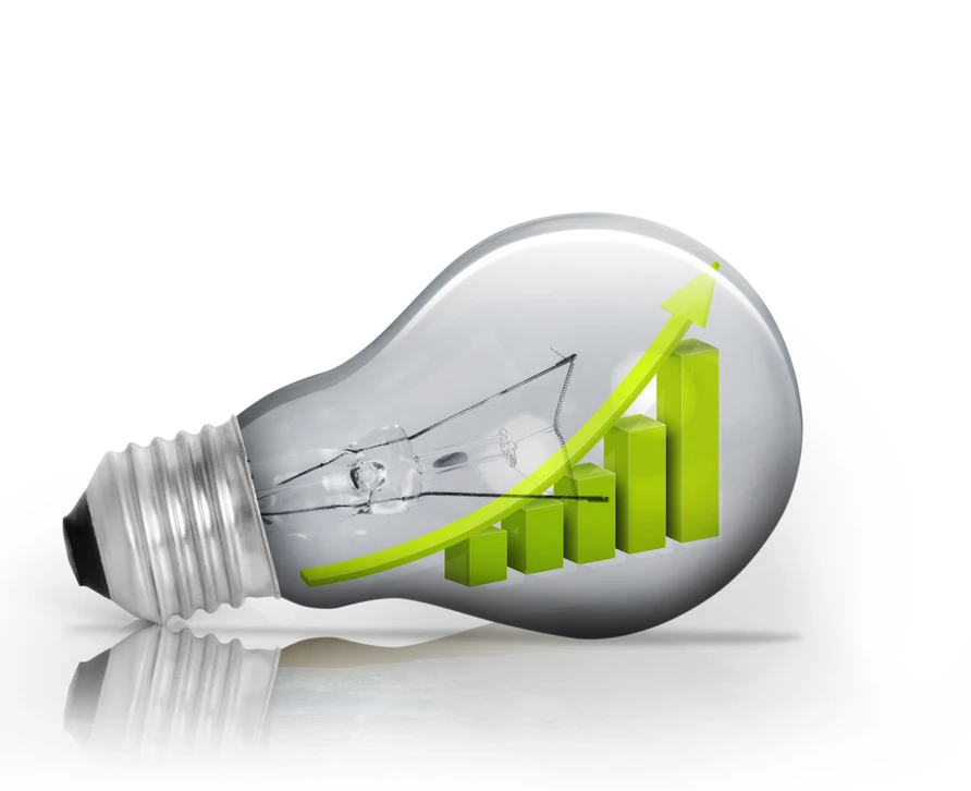 Femme en peignoir rose utilisant une télécommande pour contrôler un climatiseur mural dans un intérieur moderne