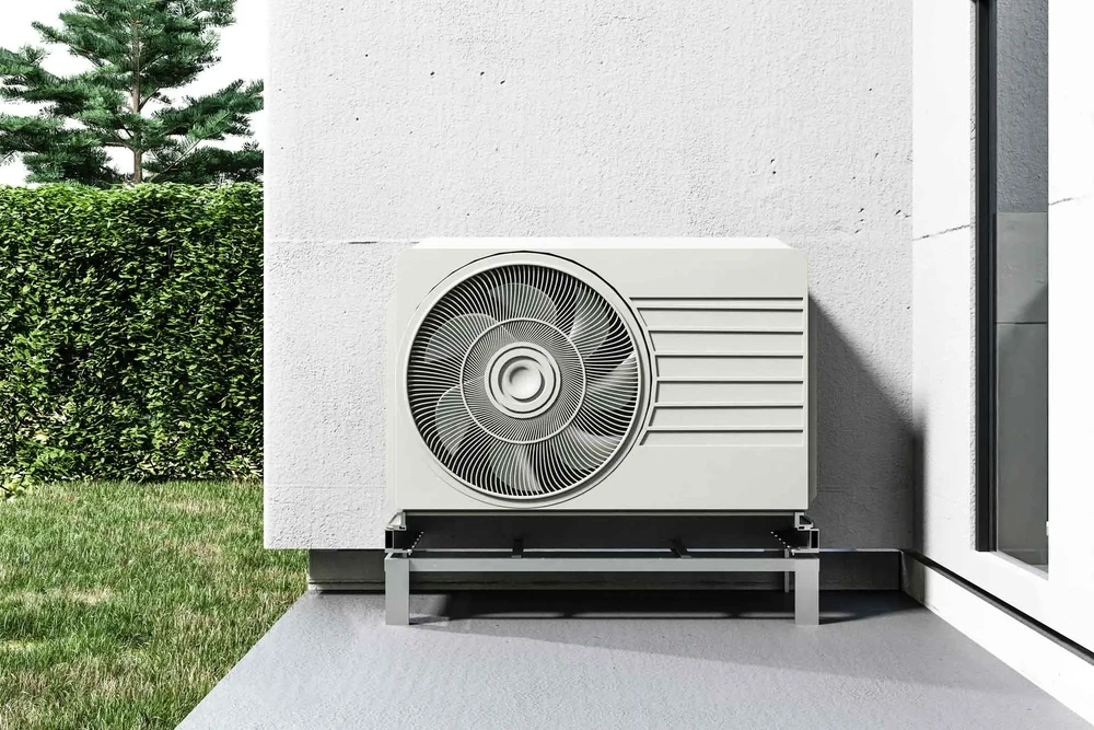 Extérieur résidentiel avec unité de climatisation installée sur support métallique surélevé