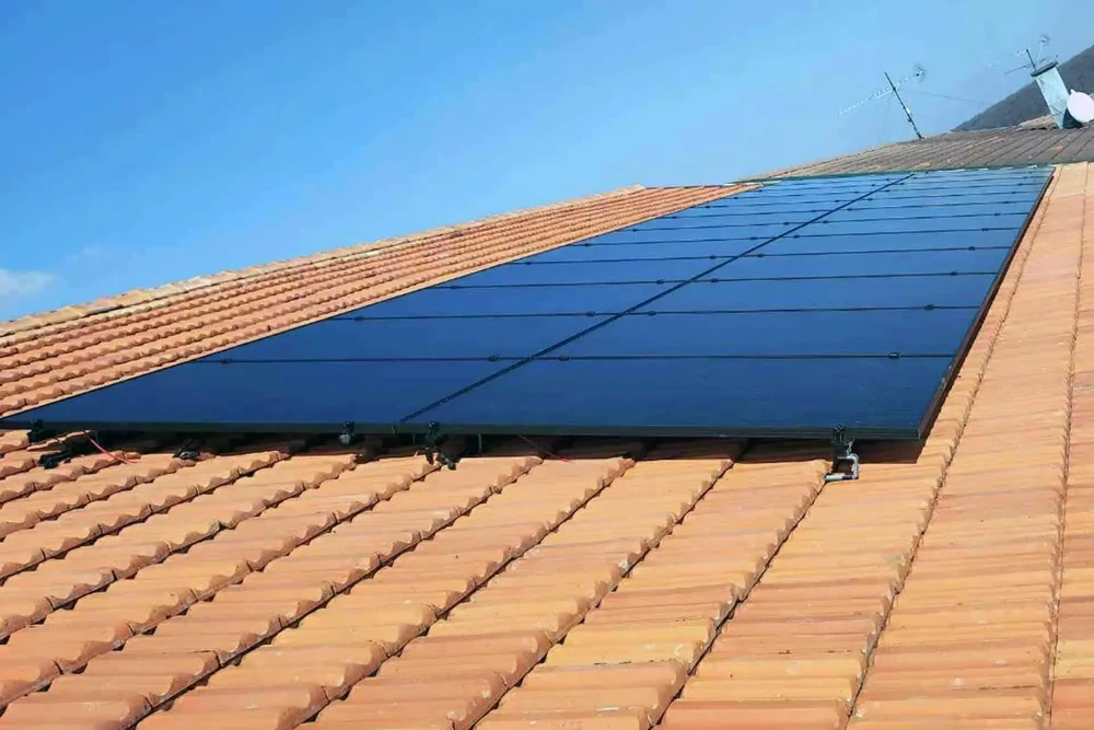 Scène extérieure sur toiture résidentielle avec tuiles terre cuite