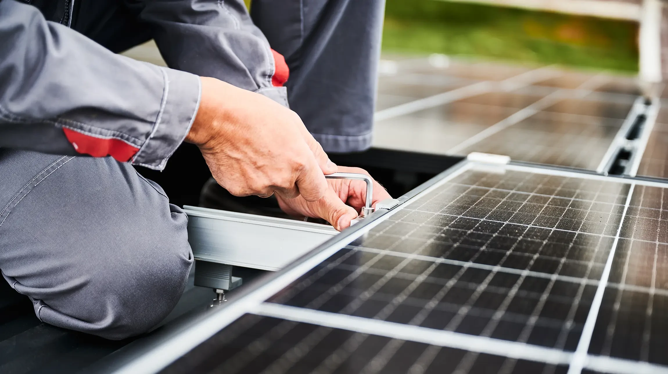 Une personne en chemise blanche tient une tablette tactile dans ses mains