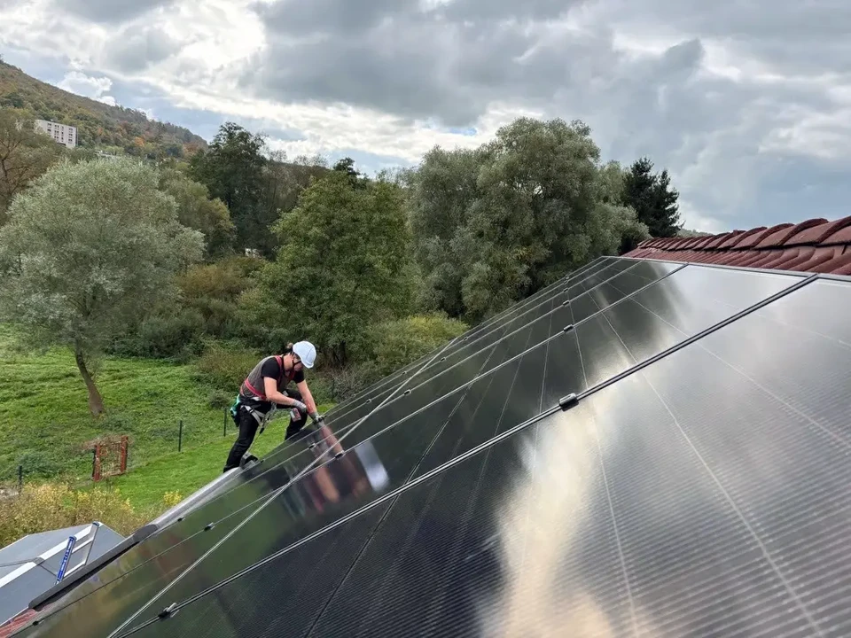Les ingénieurs examinent abonnements d'architectes pour se préparer à installer des panneaux solaires et des éoliennes sur le bâtiment afin de produire efficacement de l'électricité en utilisant le concept d'énergie verte à partir de cellules solaires