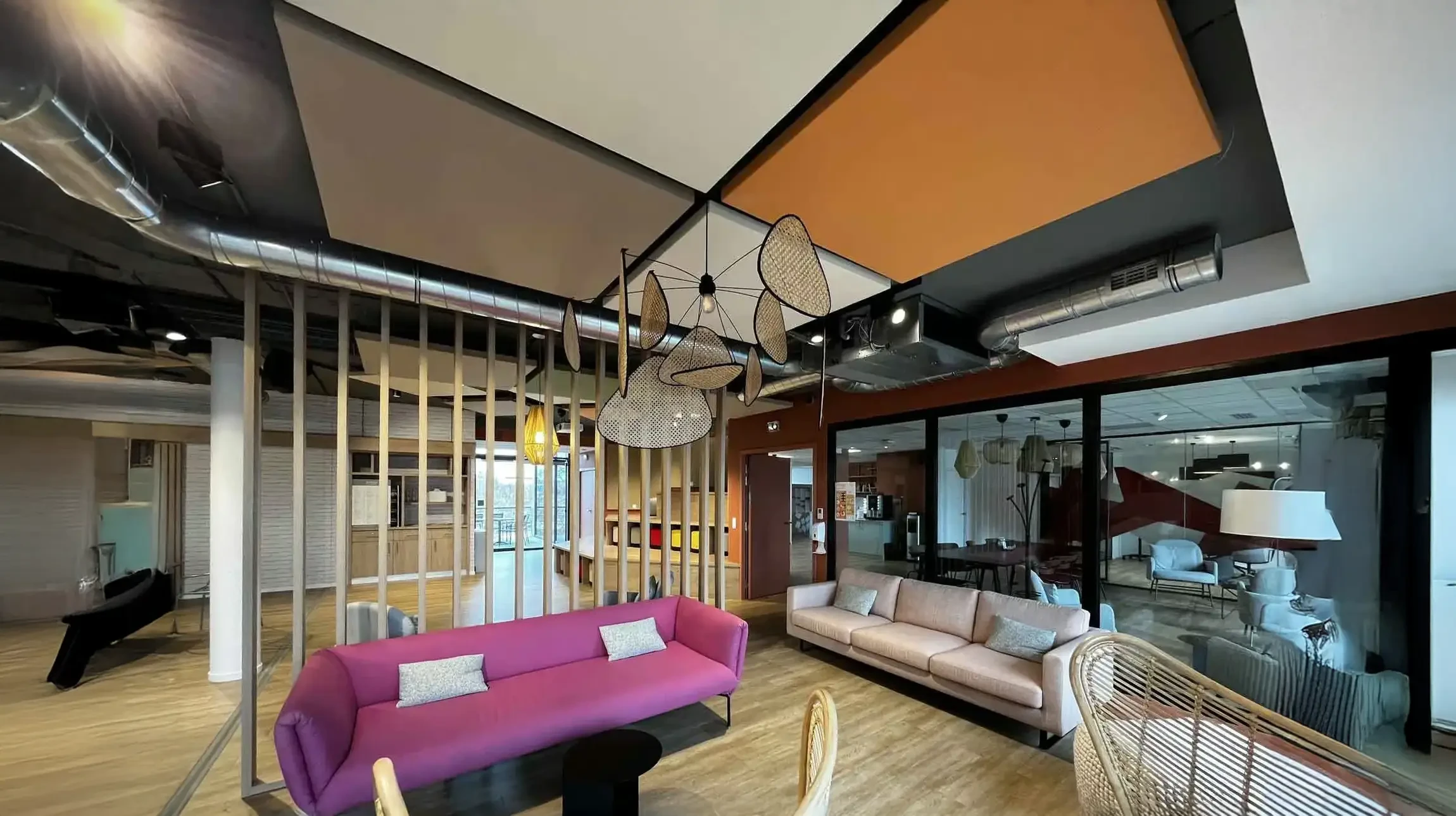 Maison r&eacute;sidentielle en briques avec toiture &eacute;quip&eacute;e de panneaux solaires photovolta&iuml;ques noirs, deux lucarnes &agrave; fen&ecirc;tres blanches, ciel bleu nuageux