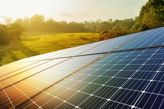 Maison r&eacute;sidentielle avec panneaux solaires photovolta&iuml;ques install&eacute;s sur toiture en tuiles m&eacute;diterran&eacute;ennes