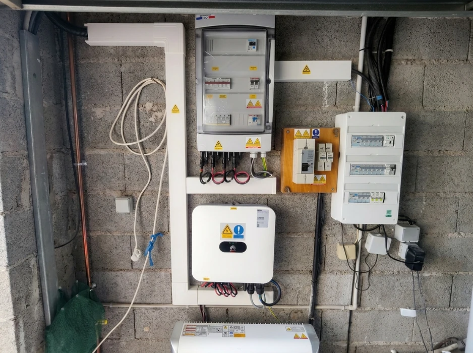 Maison résidentielle avec installation de panneaux solaires photovoltaïques sur toiture en tuiles