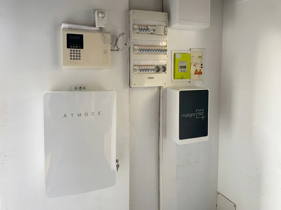 Maison résidentielle avec installation de panneaux solaires photovoltaïques sur toiture en tuiles